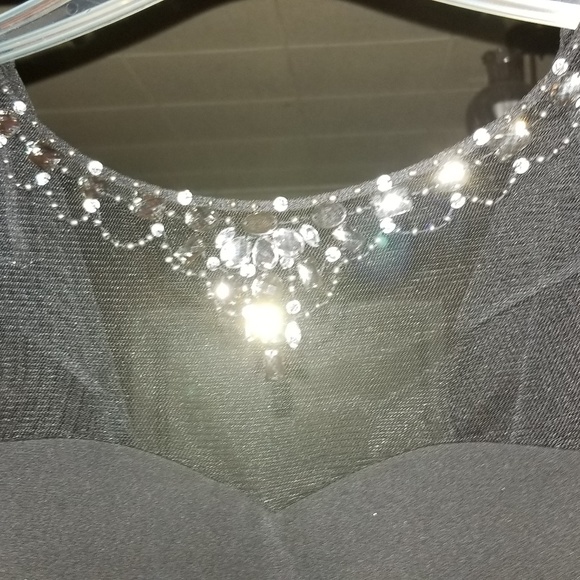 Hailey Logan BY ADRIANNA PAPELL - Picture 2 of 8